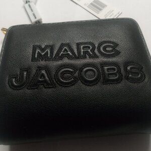 Marc Jacobs Leather Wraparound Wallet with All Original Tags. Brand New.